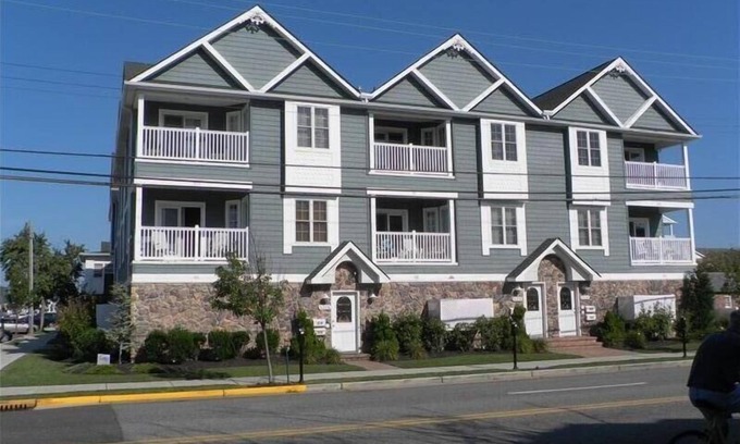 Wildwood Condo | Wildwood W/Pool - 1 Blk Frm Beach - 3BR/2 BA
