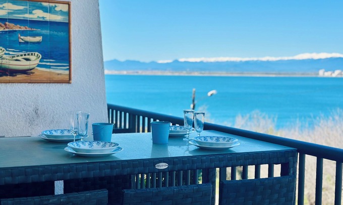 Almadraba-Canyelles Apartment | WILL DELIGHT AND ENJOY THE VIEWS FROM THE TERRACE. QUIET AREA. PARKING.