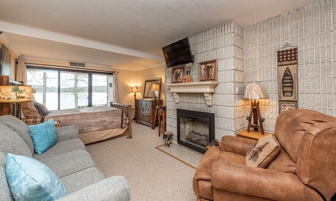 Thayerville Condo | Will O' The Wisp 106A: Recently Renovated Lakefront Efficiency Condo with Firepl