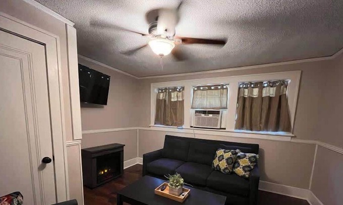 Vollintine-Evergreen Apartment | Willett 2 Adorable Two Bedroom