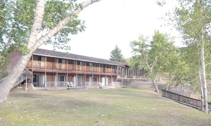 Salmon House | Williams Lake Resort