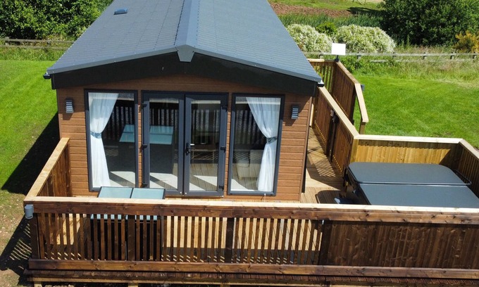 Briggswath Cottage | WILLOW LODGE, pet friendly, with hot tub in Whitby