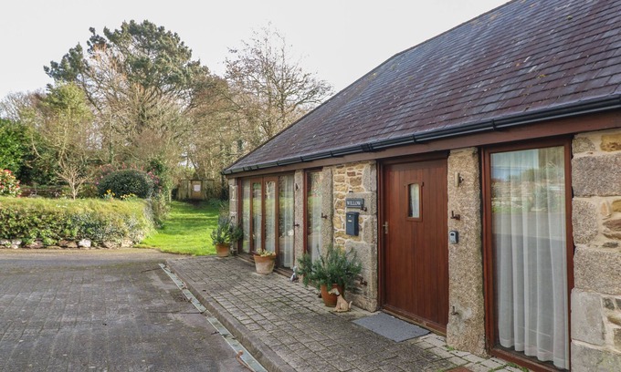Maenporth Cottage | WILLOW, pet friendly, with a garden in Falmouth