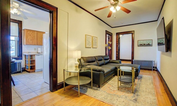 Marquette Apartment | Willy St Dishwasher*65" Roku TV*Office + Bedroom.