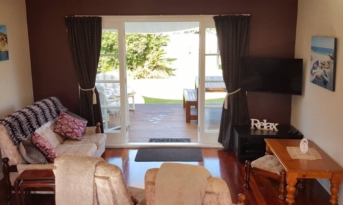 Whitianga House | Wind down on White - 3 Bedroom -big Back yard
