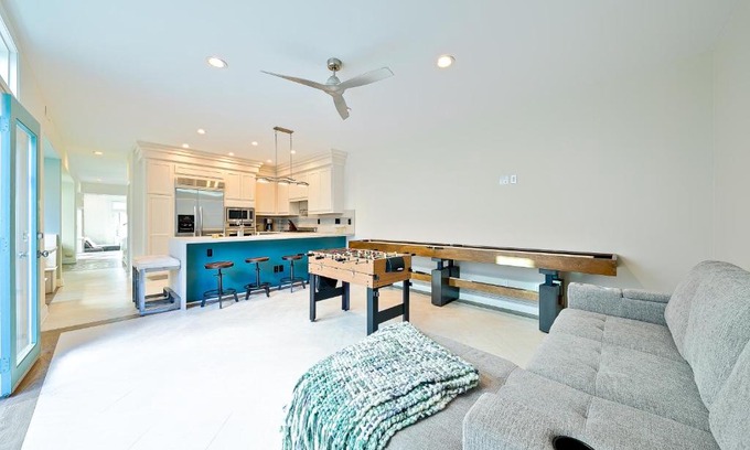 Beach Barber Tract House | Windansea Beach Luxury - Spa, AC, Walk2Beach, Garage & fast WiFi
