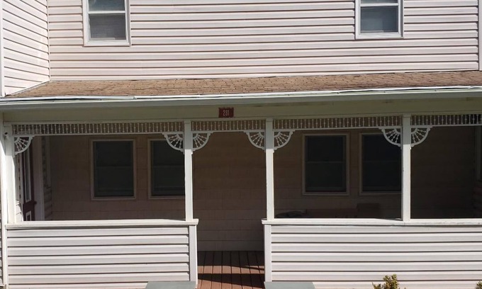 Hensonville House | WINDHAM HOME SLEEPS 10 - 1 MILE TO SLOPES !