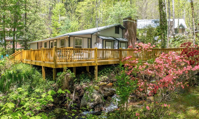 Whittier House | Winding Creek - Cozy cabin on the creek!