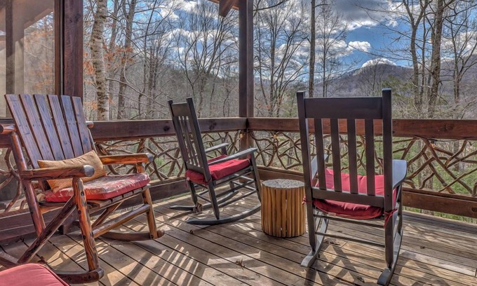 Cherry Log Cabin | Winding Log Ridge- Pet Friendly | Screened Porch | 11 miles from Downtown