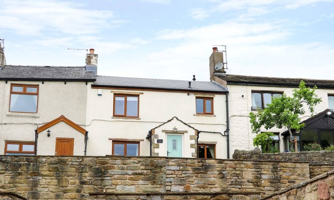 Great Harwood Cottage | WINDMILL COTTAGE, family friendly, with a garden in Great Harwood