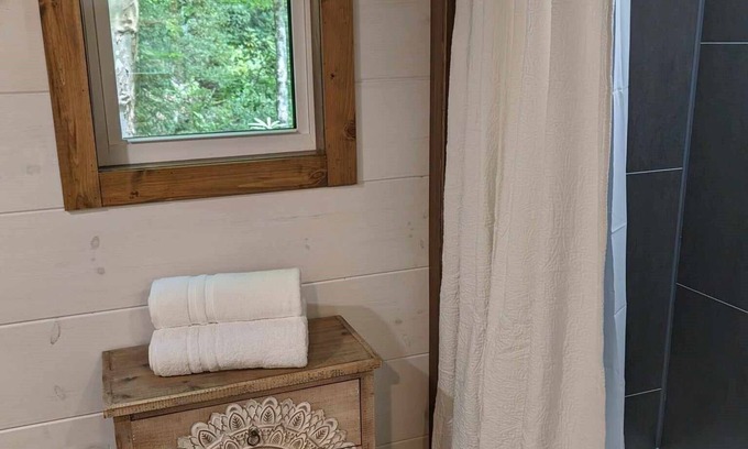 Old Fort Cabin | Windsong Creek side cabin c-2