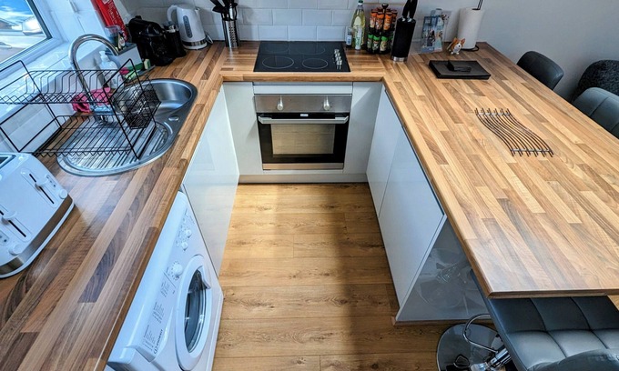 Windsor Apartment | Windsor Home with Free Parking