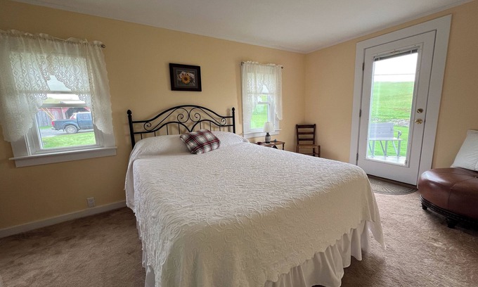 Chelsea Bed & Breakfast | Windswept Acres Northeast Room - Charming Homestay in Chelsea with WiFi & ponds