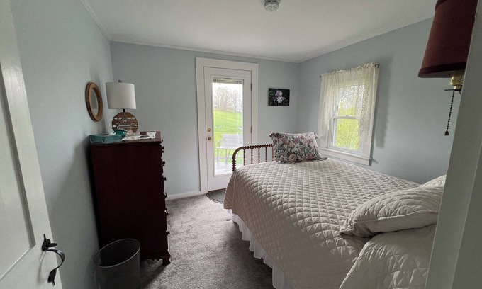 Chelsea Bed & Breakfast | Windswept Acres Southeast Room - Charming Homestay in Chelsea with WiFi & ponds