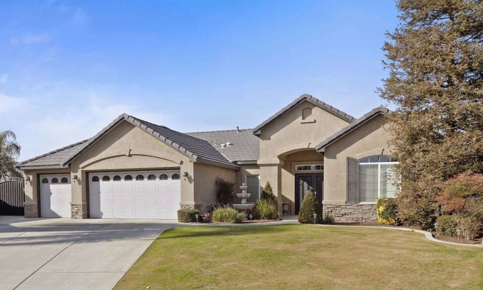 Greenacres House | Windward Bay Executive 3BR Office Home Pool