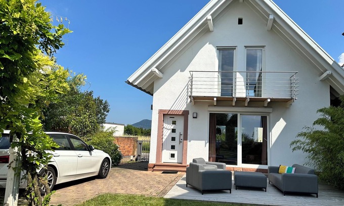 Arzheim House | Wine and forest, cozy vacation home with outdoor sauna and a big garden
