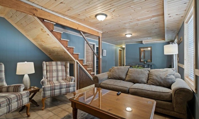 Fennville House | Wine Down Cottage - Near Wineries, Large Backyard