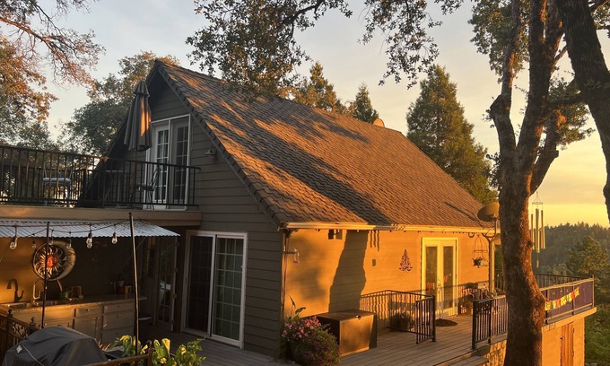 Iowa Hill House | Wine Tasting, Rafting & Hiking Retreat With Canyon Views