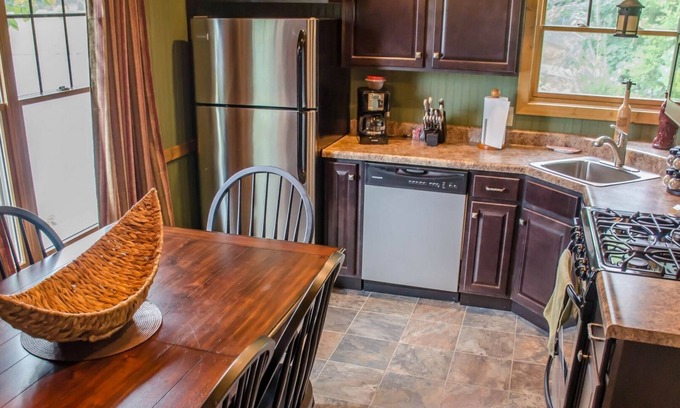Carbondale Cabin | Wine Trail Cabin - Carbondale, Southern Illinois - Giant City State Park