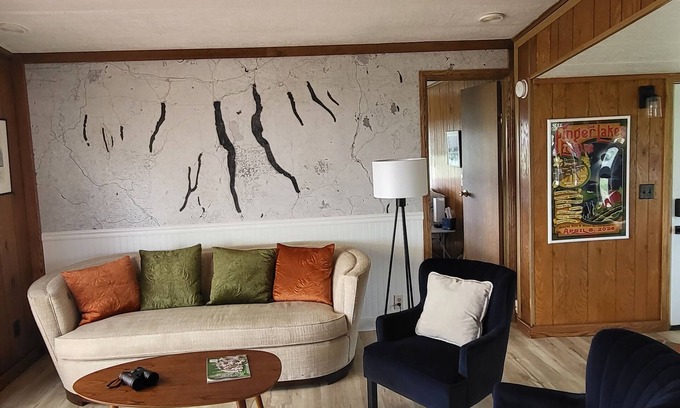 Waterloo House | Wineries, lakes, parks, Amish markets, 360 vistas, center Finger Lakes 2B, 2B!