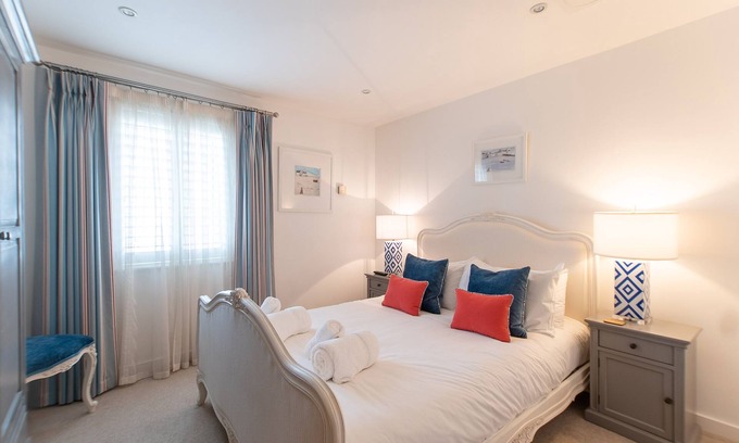 Carbis Bay Apartment | Wingtips – Carbis Bay – Sea Views – Parking - Sleeps 4