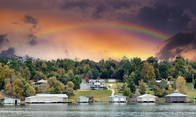 Groveoak Apartment | Winslow’s Waterfront 3br 2bath apartment with 2 slip boathouse