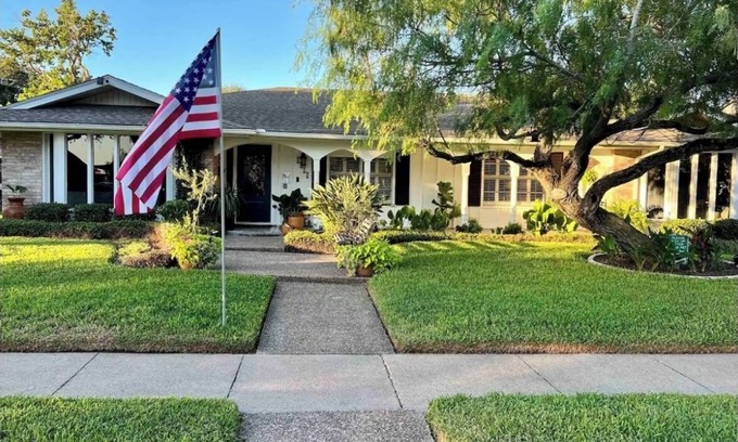 Bay Area House | Winston Cooper Space.Private bedroom/shared spacious bathroom "Casa de Conchis"
