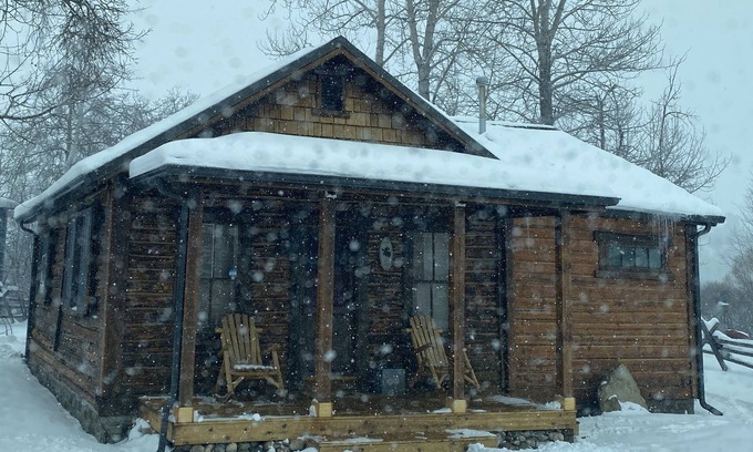 Roberts Cabin | Winter at Kodow Kabin! 1865 cabin/hot tub close to Red Lodge and skiing!