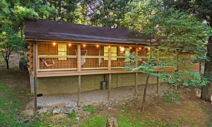 Logan Cabin | Winter Deals! Lux Cabin, Hot Tub, 5 Acres, Games!