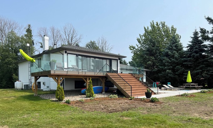 Brighton House | *Winter Long Term Rental* - Secluded Waterfront Bliss