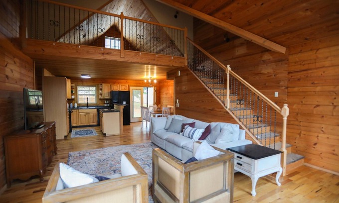 Mount Juliet House | WINTER SPECIAL! Log Home by Lake ~ Less than 25 mi to downtown Nashville