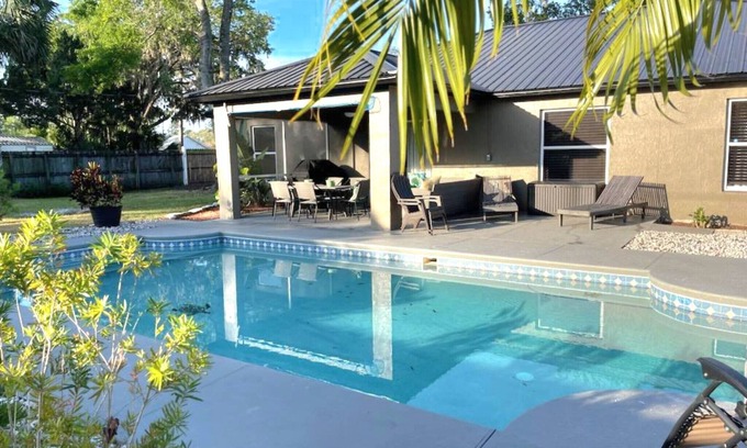 Florida Shores House | WINTER/SPRING DEALS POOL, TROPICAL F. BK YARD GARAGE BEACH CLOSE 2 ALL