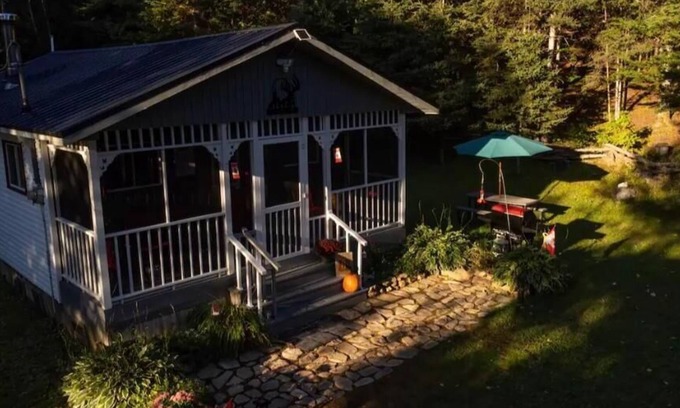 San Marcos Cottage | Winter Wildlife Getaway For 2. Indoor fire, snowshoeing, home cooked breakfast n