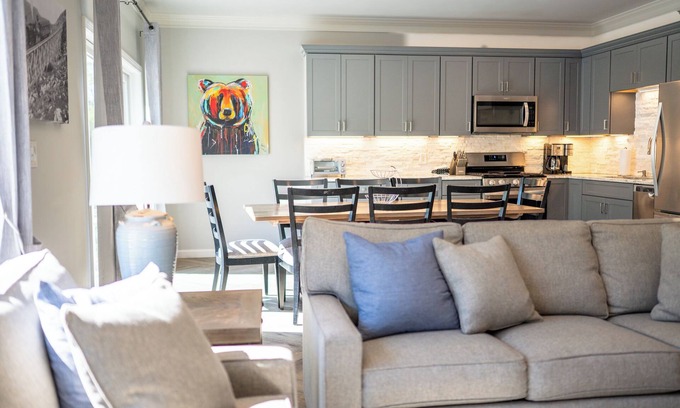 Lincoln House | Winterfell Retreat - Forest Ridge - Pools - Clubhouse - AC - Seasonal Shuttle