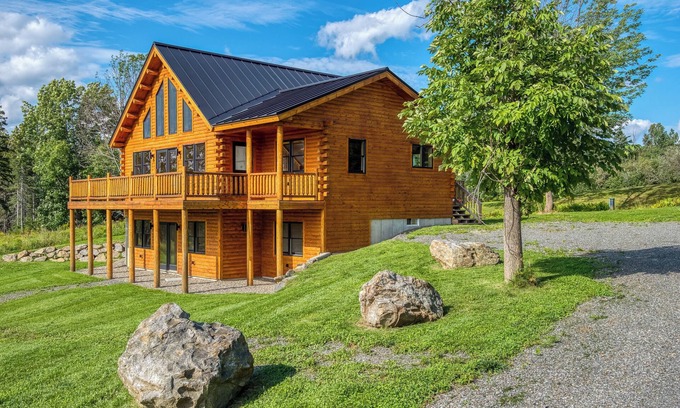 Rangeley House | Winterfell | Snowmobile, close to Saddleback, and Rangeley Lake Views!