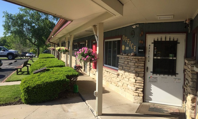 Random Lake Hotel | Wisconsin-Aire Motel By OYO Random Lake