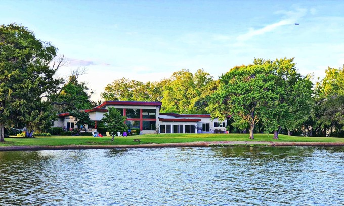 Norfolk - Virginia Beach House | Wiseacre MidCentury Lake Estate, Near Bay & Ocean