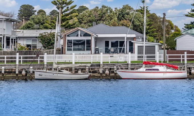 Port Fairy House | Wishart's Landing - Ideal Holiday Home for family & friends - newly renovated with amazing view.