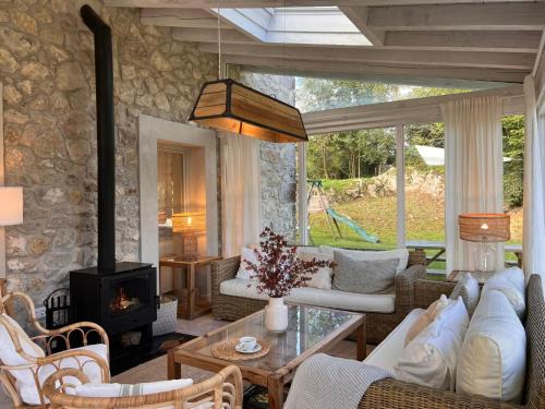 Lamadrid House | Wishome-Preciosa cuadra rehabilitada con chimenea y piscina climatizada