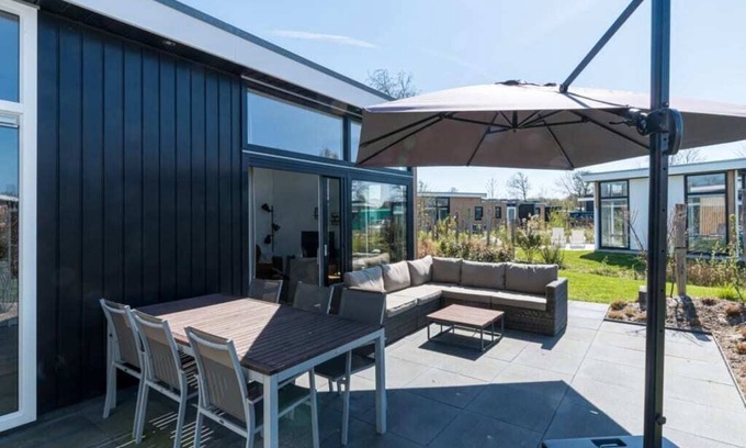 Burgh-Haamstede House | With 3 bedrooms and 2 bathrooms, this chalet is one of the most spacious in its category. Inside you