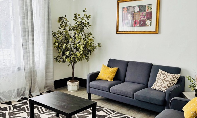Downtown Niagara Falls House | With Parking Cozy 2BR , 3 mins to Niagara Falls, Family sized
