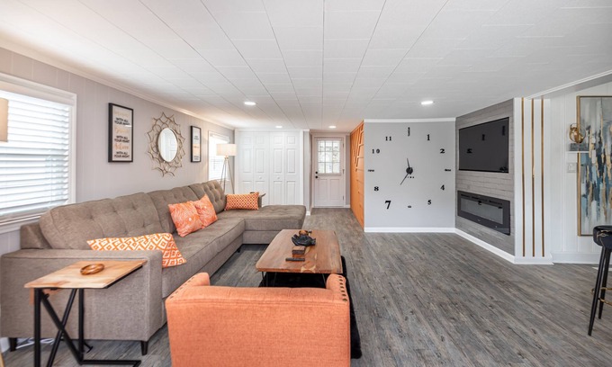 Southeast Raleigh House | WITHIN MINUTES TO COASTAL CREDIT UNION MUSIC PK & WALNUT CREEK SOFTBALL COMPLEX