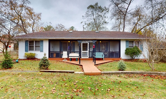 Lakeside House | Within walking distance to Lake Michigan, beach access, nice patio, W/D & WIFI