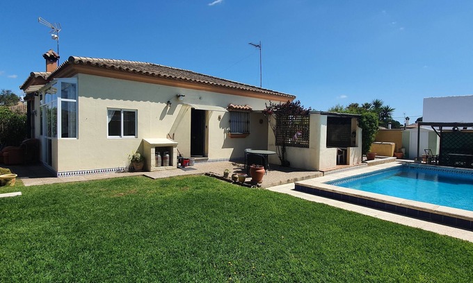 Chiclana de la Frontera House | Wohlfühl- Ferienhaus mit Großem Garten und Pool