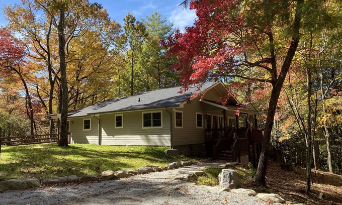 Lake Toxaway House | Wolf Ridge Retreat. Comfortable, peaceful retreat in the Blue Ridge Mountains