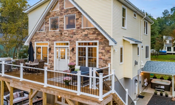 Albrightsville House | Wolf Run Lodge - Luxury 8bed/4bath. Hot Tub, Game Room, steps from lake/pool