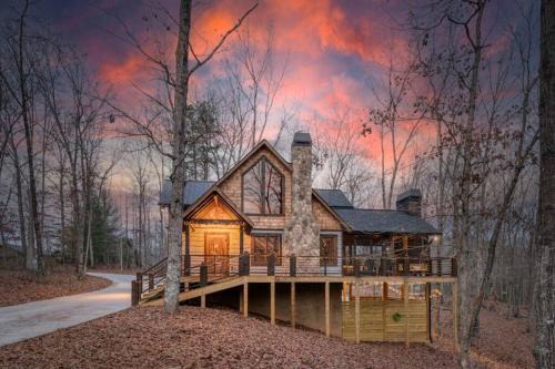 Morganton Villa | WolfCabin Lux Family Home, Fire Pit, Hot Tub, ADA ramp, ez paved rds