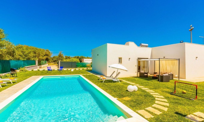 San Vito dei Normanni Villa | Wonderful private villa with pool, A/C, WIFI, TV, veranda and pets allowed, close to Ostuni