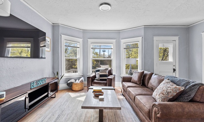 Bay View Apartment | Wonderful 2 Bedroom in Bay View! upper LB