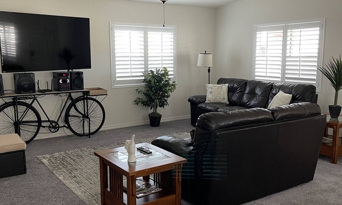 Bullhead City House | Wonderful 2 BR 2 bath home- Pool & Jacuzzi access